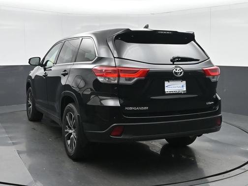 Midnight Black Metallic 2019 Toyota Highlander LE Plus
