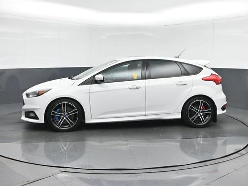 Oxford White 2016 Ford Focus ST