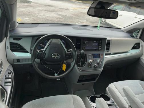 Predawn Gray Mica 2018 Toyota Sienna LE