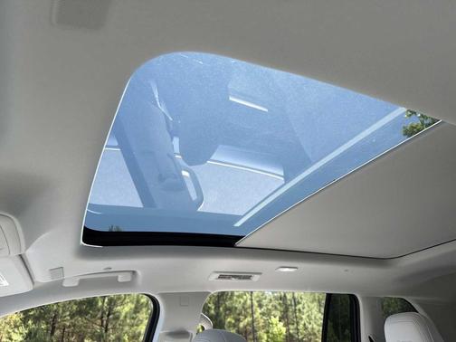 iridescent white tricoat 2026 Buick Enclave Avenir FWD