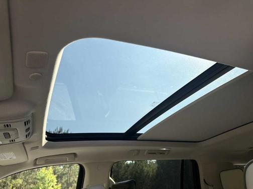 White Frost Tricoat 2021 GMC Yukon XL Denali