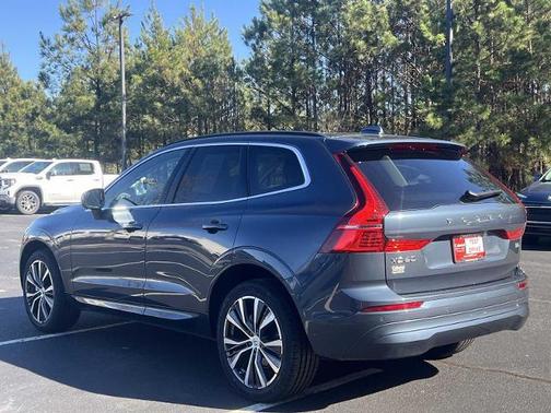 2022 Volvo XC60 B5 Momentum