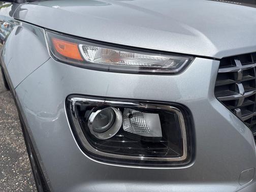 Shimmering Silver 2024 Hyundai VENUE SEL