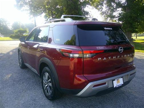 2023 Nissan Pathfinder SL 4WD