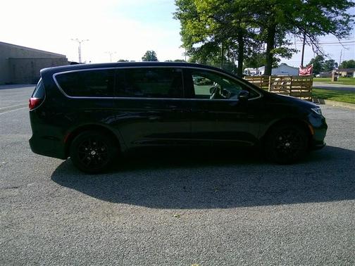Brilliant Black Crystal Pearlcoat 2023 Chrysler Pacifica Touring L