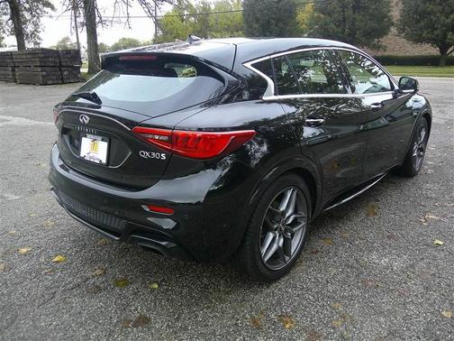 2017 INFINITI QX30 Sport