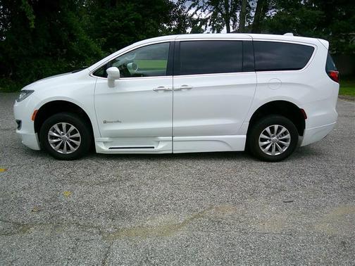 Bright White Clearcoat 2018 Chrysler Pacifica Touring Plus