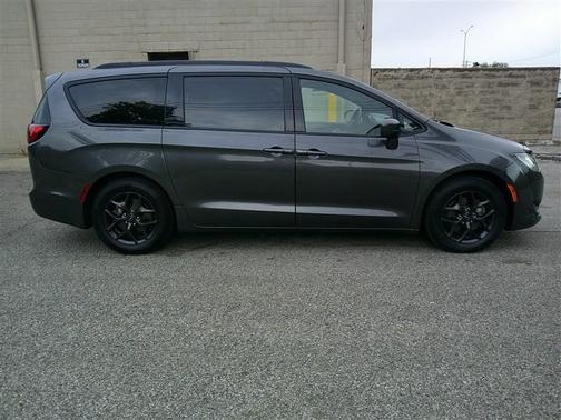 Granite Crystal Metallic Clearcoat 2018 Chrysler Pacifica Touring-L Plus