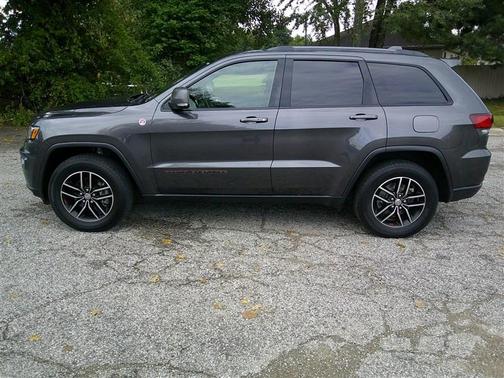 Granite Crystal Metallic Clearcoat 2018 Jeep Grand Cherokee Trailhawk