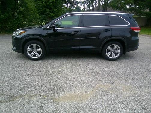 Midnight Black Metallic 2017 Toyota Highlander Limited