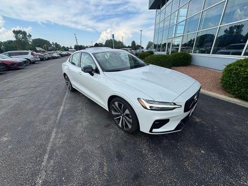 2022 Volvo S60 T5 Momentum