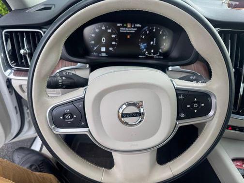 2022 Volvo S60 T5 Momentum