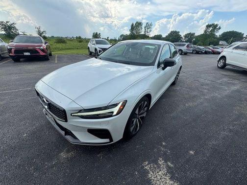 2022 Volvo S60 T5 Momentum