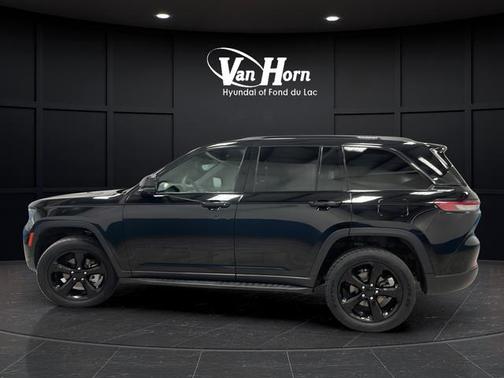 Diamond Black Crystal Pearlcoat 2024 Jeep Grand Cherokee Limited