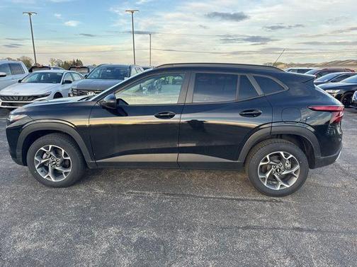 Mosaic Black Metallic 2024 Chevrolet Trax LT