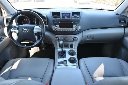 2011 Toyota Highlander SE