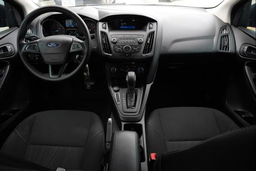 OXFORD WHITE 2018 Ford Focus SE