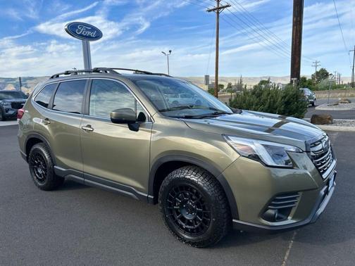 Autumn Green Metallic 2023 Subaru Forester Limited
