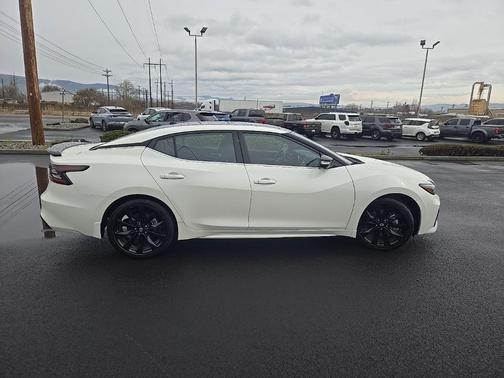 2023 Nissan Maxima SR