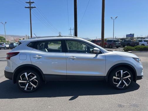 Brilliant Silver Metallic 2022 Nissan Rogue Sport SL