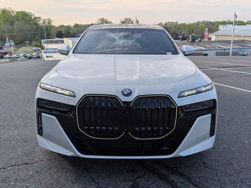 Mineral White Metallic 2026 BMW 750e i xDrive