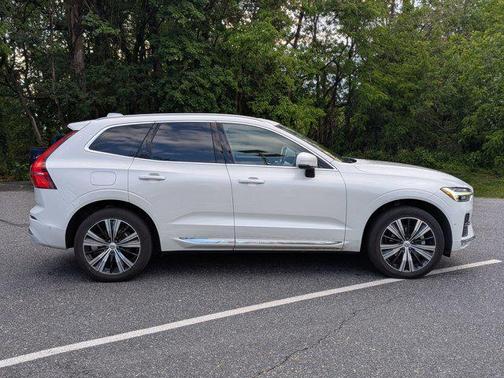 Crystal White Metallic 2023 Volvo XC60 B5 Plus Bright Theme