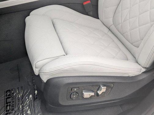 Alpine White 2026 BMW X7 xDrive40i