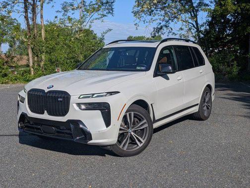 Mineral White Metallic 2025 BMW X7 M60i
