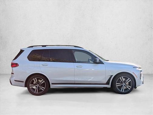 Mineral White Metallic 2025 BMW X7 M60i