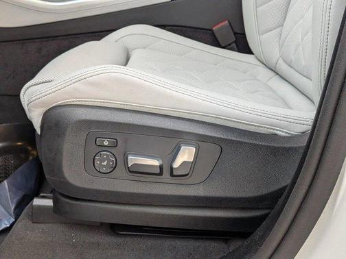 Mineral White Metallic 2026 BMW X5 xDrive40i