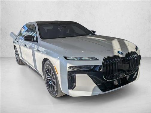 Mineral White Metallic 2026 BMW i7 M70