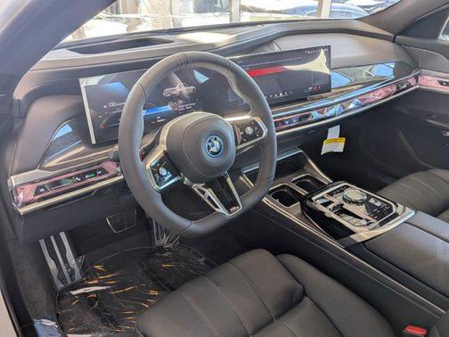 Mineral White Metallic 2026 BMW i7 M70