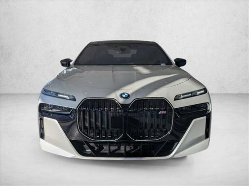 Mineral White Metallic 2026 BMW i7 M70