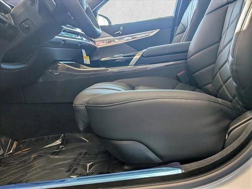 Mineral White Metallic 2026 BMW i7 M70