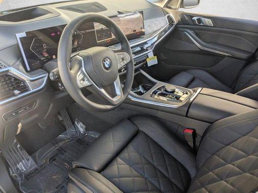 Skyscraper Grey Metallic 2026 BMW X7 xDrive40i