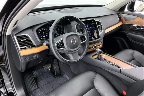 2021 Volvo XC90 T6 Momentum
