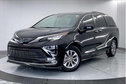 2022 Toyota Sienna XLE 8 Passenger