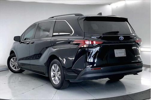 2022 Toyota Sienna XLE 8 Passenger