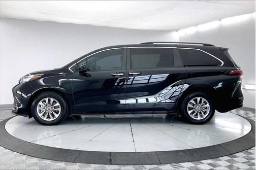 2022 Toyota Sienna XLE 8 Passenger