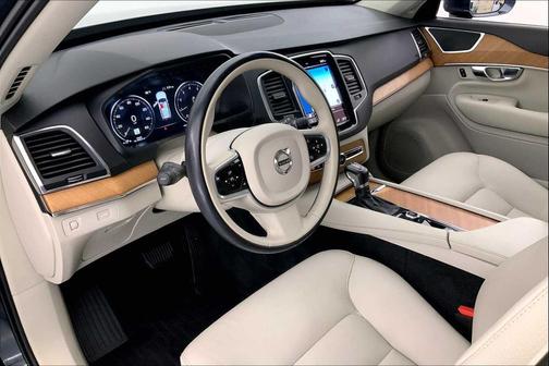 2022 Volvo XC90 T6 Momentum