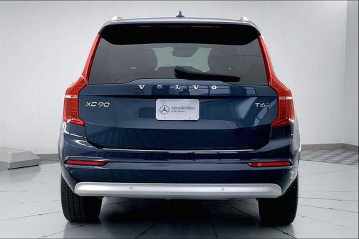 2022 Volvo XC90 T6 Momentum
