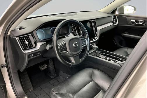 2020 Volvo S60 T6 Momentum