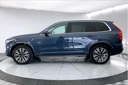 2022 Volvo XC90 T6 Momentum