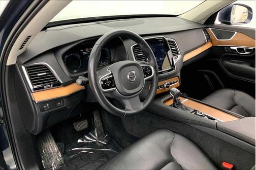 2022 Volvo XC90 T6 Momentum