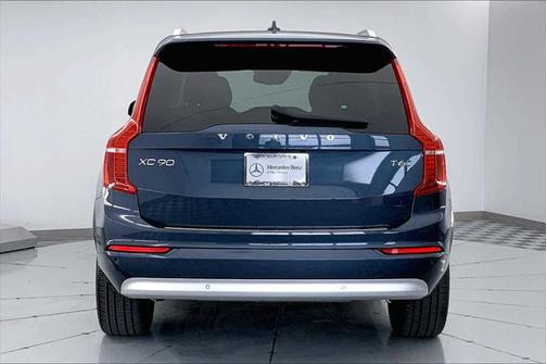 2022 Volvo XC90 T6 Momentum