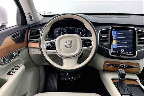 2022 Volvo XC90 T6 Momentum