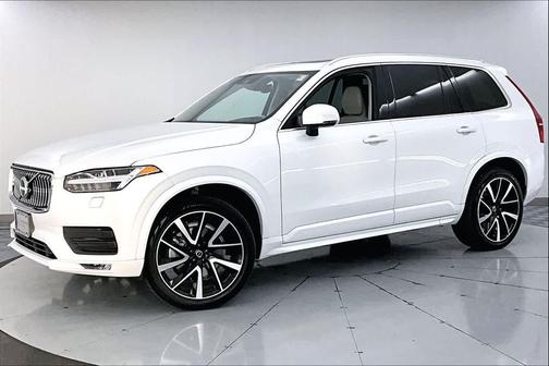 2022 Volvo XC90 T6 Momentum