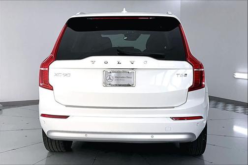 2022 Volvo XC90 T6 Momentum