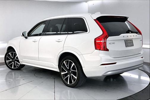 2022 Volvo XC90 T6 Momentum