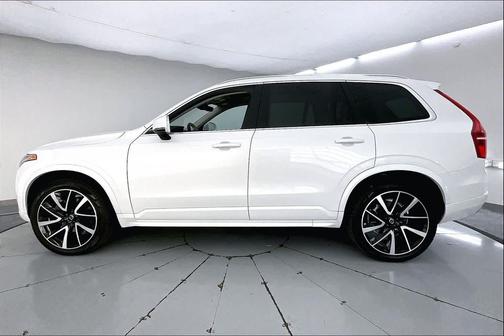 2022 Volvo XC90 T6 Momentum